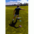 Znaczniki treningowe SKLZ - Reactive agility targets podczas treningu piłkarskiego