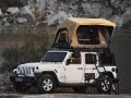 Otwarty namiot dachowy Wild Land Normandy Auto PRO 140 na dachu Jeepa, gotowy do użytku.