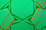 Zbliżenie na fakturę piłki ręcznej Select Torneo DB z zielono-pomarańczowym wzorem