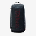Widok na przód torby Wilson Duffle Bag z wyraźnym logotypem w czerwonym kolorze