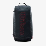 Widok na przód torby Wilson Duffle Bag z wyraźnym logotypem w czerwonym kolorze