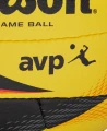 Detal tekstury i grafiki piłki Wilson OPTX AVP Official Game Ball