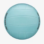 Widok boczny piłki plażowej Wilson AVP Soft Play - niebieska, z detalami szwów