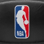 Logo Wilson na piłce NBA All Team Premiere z haftowanymi emblematami drużyn NBA