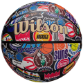 Piłka do koszykówki Wilson NBA All Team Retro z logo wszystkich drużyn NBA, widok z boku.