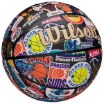 Kolorowa piłka Wilson NBA All Team Retro z tłoczeniami retro, widok na logo drużyn.