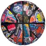 Pełny widok piłki Wilson NBA All Team Retro z unikalnymi tłoczeniami drużyn NBA.