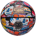 Tłoczenia retro na piłce Wilson NBA All Team Retro z detalami drużyn NBA.