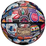 Widok piłki Wilson NBA All Team Retro z detalami i wzorami retro drużyn NBA.