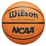 Pełny widok piłki do koszykówki Wilson NCAA Outdoor z logo NCAA
