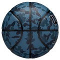 niebieska piłka do koszykówki wilson camo, widok boczny, trwałe tworzywo sztuczne