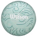 Zbliżenie na markową piłkę plażową Wilson – Shoreline Soft Gen green