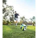Przyrząd treningowy do piłki nożnej SKLZ Star-kick podczas treningu na boisku