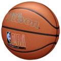 Widok piłki NBA Forge Plus Wilson z charakterystycznym wzorem